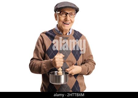 Älterer Mann mit einem Topf und Stößel isoliert auf weißem Hintergrund Stockfoto