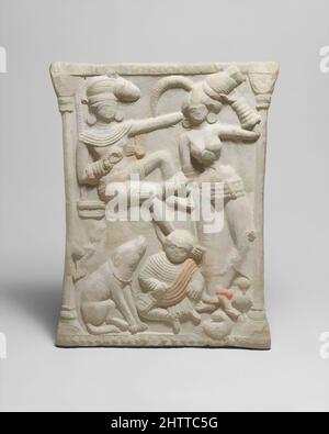 Kunst inspiriert von einer Tafel mit einer königlichen Familie, Shunga-Periode, 1. Jahrhundert v. Chr., Indien (Westbengalen, Chandraketugarh), Terracotta, H. 12 3/4 Zoll (32,5 cm); B: 10 1/4 Zoll (26 cm), Skulptur, Diese Familienszene und die berührende Intimität, die sie durchdringt, sind in indischer Terrakotta ungewöhnlich. Mit, Classic Works modernisiert von Artotop mit einem Schuss Moderne. Formen, Farbe und Wert, auffällige visuelle Wirkung auf Kunst. Emotionen durch Freiheit von Kunstwerken auf zeitgemäße Weise. Eine zeitlose Botschaft, die eine wild kreative neue Richtung verfolgt. Künstler, die sich dem digitalen Medium zuwenden und die Artotop NFT erschaffen Stockfoto