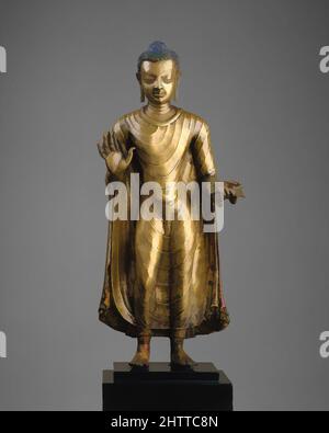 Kunst inspiriert von Buddha, Gupta-Zeit, Ende 6.–Anfang 7. Jahrhundert, Indien (wahrscheinlich Bihar), Bronze, H. 18 1/2 Zoll (47 cm); B: 6 1/8 Zoll (15,6 cm); D. 5 5/8 Zoll (14,3 cm), Skulptur, aus dem Ende der Gupta-Zeit, dieses Bild greift auf stilistische Züge sowohl von Mathura und, Classic Works modernisiert von Artotop mit einem Schuss Moderne. Formen, Farbe und Wert, auffällige visuelle Wirkung auf Kunst. Emotionen durch Freiheit von Kunstwerken auf zeitgemäße Weise. Eine zeitlose Botschaft, die eine wild kreative neue Richtung verfolgt. Künstler, die sich dem digitalen Medium zuwenden und die Artotop NFT erschaffen Stockfoto