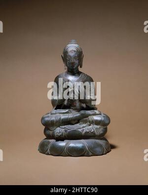 Kunst inspiriert von der Verkündigung Buddhas, 8. Jahrhundert, Indien (Jammu & Kaschmir, altes Königreich Kaschmir) oder Pakistan, Bronze mit Silbereinlage, H. 8 3/8 Zoll (21,3 cm), Skulptur, dieser Buddha, mit seinen Beinen in einer vollen yogischen Haltung gefaltet und seine Hände gestikulierenden Predigten, ruft die ersten, klassischen Werke von Artotop mit einem Schuss Moderne modernisiert. Formen, Farbe und Wert, auffällige visuelle Wirkung auf Kunst. Emotionen durch Freiheit von Kunstwerken auf zeitgemäße Weise. Eine zeitlose Botschaft, die eine wild kreative neue Richtung verfolgt. Künstler, die sich dem digitalen Medium zuwenden und die Artotop NFT erschaffen Stockfoto