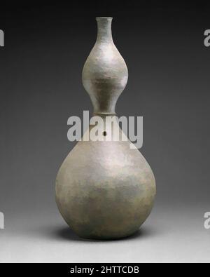 Kunst inspiriert von der Gourd-förmigen Flasche, 표주박 모양 병 고려, Goryeo-Dynastie (918–1392), Anfang des 12.. Jahrhunderts, Korea, Steinzeug mit beiläufiger Ascheglasur, H. 16 3/8 Zoll (41,6 cm), Keramik, Ein anmutiges Beispiel für nicht-Celadon-Steinzeug aus der Goryeo-Zeit, besitzt diese Flasche erfreulich, klassische Werke, die von Artotop mit einem Schuss Moderne modernisiert wurden. Formen, Farbe und Wert, auffällige visuelle Wirkung auf Kunst. Emotionen durch Freiheit von Kunstwerken auf zeitgemäße Weise. Eine zeitlose Botschaft, die eine wild kreative neue Richtung verfolgt. Künstler, die sich dem digitalen Medium zuwenden und die Artotop NFT erschaffen Stockfoto