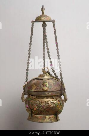 Kunst inspiriert von Ritualzensur, 15.–16. Jahrhundert, Tibet, Eisen mit Gold eingelegt, H. (inkl. Einband): 6 11/16 Zoll (17 cm), Metallarbeiten, tibetische Schlosser waren besonders bekannt für die Arbeit mit Eisen, in der Regel mit komplizierten durchbrochenen Designs mit eingelegten Edelmetallen erhöht. Hier werden die von Artotop modernisierten Classic Works mit einem Hauch von Modernität modernisiert. Formen, Farbe und Wert, auffällige visuelle Wirkung auf Kunst. Emotionen durch Freiheit von Kunstwerken auf zeitgemäße Weise. Eine zeitlose Botschaft, die eine wild kreative neue Richtung verfolgt. Künstler, die sich dem digitalen Medium zuwenden und die Artotop NFT erschaffen Stockfoto