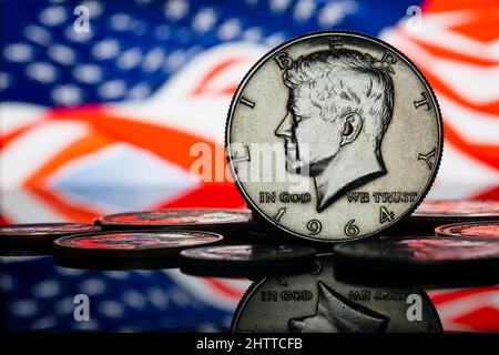 US Half Silver Dollar John Fitzgerald Kennedy 1964 Hintergrund mit amerikanischer Flagge Stockfoto