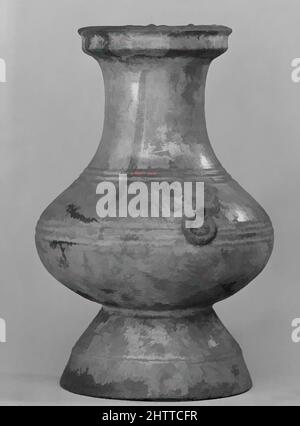 Kunst inspiriert von Vase, Han-Dynastie (206 v. Chr.–n. Chr. 220), Porzellan, Keramik, dunkelroter Ton, H. 15 1/2 Zoll (39,4 cm); Durchm. 9 3/4 Zoll (24,8 cm), Keramik, Klassisches von Artotop modernisiertes Werk mit einem Schuss Moderne. Formen, Farbe und Wert, auffällige visuelle Wirkung auf Kunst. Emotionen durch Freiheit von Kunstwerken auf zeitgemäße Weise. Eine zeitlose Botschaft, die eine wild kreative neue Richtung verfolgt. Künstler, die sich dem digitalen Medium zuwenden und die Artotop NFT erschaffen Stockfoto