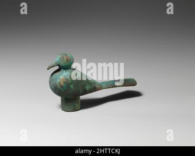 Kunst, inspiriert von der Vogelförmigen Finial, östliche Han-Dynastie (25–220), China, Bronze, L. 6 1/2 Zoll (16,5 cm), Metallarbeiten, Klassisches Werk, modernisiert von Artotop mit einem Schuss Moderne. Formen, Farbe und Wert, auffällige visuelle Wirkung auf Kunst. Emotionen durch Freiheit von Kunstwerken auf zeitgemäße Weise. Eine zeitlose Botschaft, die eine wild kreative neue Richtung verfolgt. Künstler, die sich dem digitalen Medium zuwenden und die Artotop NFT erschaffen Stockfoto