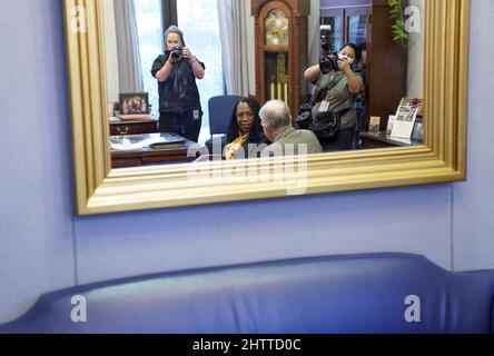 Washington, Usa. 02. März 2022. Senator Chuck Grassley (R-IA) trifft sich am Mittwoch, den 2. März 2022, mit dem Richter des Obersten Gerichtshofs, Ketanji Brown Jackson, im US-Kapitol. Die Anhörungen zur Bestätigung beginnen am 21. März. Foto von Leigh Vogel/UPI Credit: UPI/Alamy Live News Stockfoto