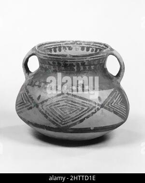 Kunst inspiriert von Small Jar (Guan), Neolithikum, Majiayao-Kultur, Machang-Phase, ca. 2300–2000 v. Chr., China, Steingut mit bemalter Dekoration, H. 4 1/2 (11,4 cm) W. 6 5/8 in. (16,8 cm), Keramik, Klassisches von Artotop modernisiertes Werk mit einem Schuss Moderne. Formen, Farbe und Wert, auffällige visuelle Wirkung auf Kunst. Emotionen durch Freiheit von Kunstwerken auf zeitgemäße Weise. Eine zeitlose Botschaft, die eine wild kreative neue Richtung verfolgt. Künstler, die sich dem digitalen Medium zuwenden und die Artotop NFT erschaffen Stockfoto