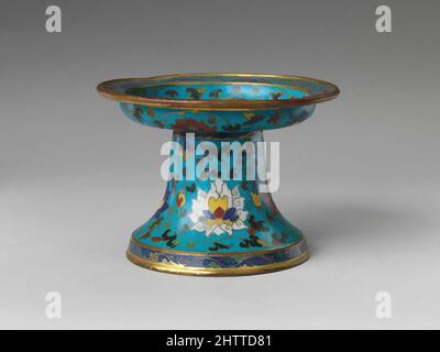 Kunst inspiriert von Cup Stand, Ming-Dynastie (1368–1644), Anfang des 15.. Jahrhunderts, China, Cloisonné-Emaille auf vergoldetem Kupfer, H. 4 1/4 Zoll (10,8 cm); Durchm. 5 3/4 Zoll (14,6 cm), Cloisonné, Klassisches Werk, das von Artotop mit einem Schuss Moderne modernisiert wurde. Formen, Farbe und Wert, auffällige visuelle Wirkung auf Kunst. Emotionen durch Freiheit von Kunstwerken auf zeitgemäße Weise. Eine zeitlose Botschaft, die eine wild kreative neue Richtung verfolgt. Künstler, die sich dem digitalen Medium zuwenden und die Artotop NFT erschaffen Stockfoto