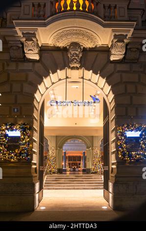 Zürich, Schweiz - 30. Dezember 2021: Feierlicher Jahreswechsel-Eingang zur Bank mit dem Namen Credit Suisse wcih in der Übersetzung bedeutet Credit Schweiz Stockfoto