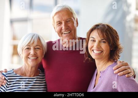 Die wichtigsten Frauen in meinem Leben. Porträt eines älteren Mannes, der neben seiner Frau und seiner Tochter steht. Stockfoto