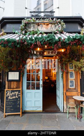 Paris, France-February 27, 2022 : das traditionelle französische Restaurant Malabar befindet sich in der Straße Saint Dominique, im Pariser Bezirk 7.. Stockfoto