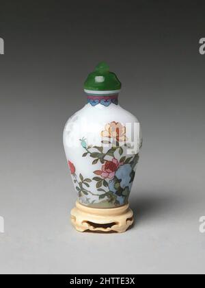 Kunst inspiriert von Snuff Flasche mit Blumen und Felsen, China (1912–1949), Bemalte Emaille auf Glas mit Nephritstopfen, H. 2 3/8 Zoll (6 cm); B: 2 1/4 Zoll (5,7 cm), Snuffflaschen, Snuff oder Pudertabak, wurden von Jesuiten-Missionaren in den späten, von Artotop modernisierten Classic Works mit einem Schuss Moderne nach China gebracht. Formen, Farbe und Wert, auffällige visuelle Wirkung auf Kunst. Emotionen durch Freiheit von Kunstwerken auf zeitgemäße Weise. Eine zeitlose Botschaft, die eine wild kreative neue Richtung verfolgt. Künstler, die sich dem digitalen Medium zuwenden und die Artotop NFT erschaffen Stockfoto