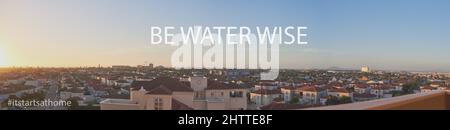 Es ist an der Zeit, etwas zu ändern, es ist an der Zeit zu helfen. Aufnahme eines Vororts in der Stadt mit den oben dargestellten Worten Be Water Wise. Stockfoto