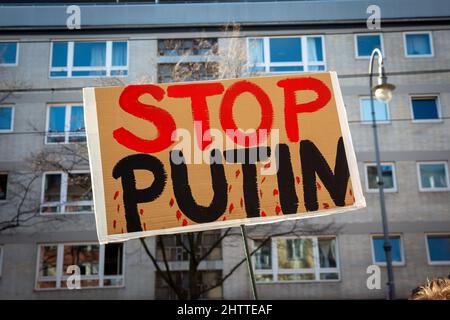 Stoppen Sie Putin, indem Sie ein Zeichen gegen den russischen Präsidenten schreiben, der einen Vernichtungskrieg gegen die friedliche Ukraine begonnen hat Stockfoto