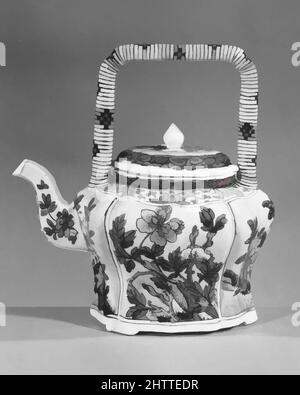 Kunst inspiriert von Winepot mit Cover, Qing-Dynastie (1644–1911), Kangxi-Periode (1662–1722), Ende 17.–Anfang 18. Jahrhundert, China, Porzellan in Emaille auf dem Keks (Famille juane) gemalt, H. 5 1/2 in. (14 cm); B: 5 1/8 Zoll (13 cm); D. 3 1/8 Zoll (7,9 cm), Keramik, Klassisches von Artotop modernisiertes Werk mit einem Schuss Moderne. Formen, Farbe und Wert, auffällige visuelle Wirkung auf Kunst. Emotionen durch Freiheit von Kunstwerken auf zeitgemäße Weise. Eine zeitlose Botschaft, die eine wild kreative neue Richtung verfolgt. Künstler, die sich dem digitalen Medium zuwenden und die Artotop NFT erschaffen Stockfoto