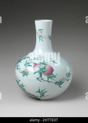 Kunst inspiriert von Vase mit neun Pfirsichen, Qing-Dynastie (1644–1911), Qianlong-Marke und Periode (1736–95), China, Porzellan mit farbigen Emaillen über transparenter Glasur (Jingdezhen-Ware), H. 20 Zoll (50,8 cm); Durchm. 16 Zoll (40,6 cm); Durchm. Des Randes 4 1/2 Zoll (11,4 cm); Durchm. Fuß 7, Klassisches Werk, modernisiert von Artotop mit einem Schuss Moderne. Formen, Farbe und Wert, auffällige visuelle Wirkung auf Kunst. Emotionen durch Freiheit von Kunstwerken auf zeitgemäße Weise. Eine zeitlose Botschaft, die eine wild kreative neue Richtung verfolgt. Künstler, die sich dem digitalen Medium zuwenden und die Artotop NFT erschaffen Stockfoto