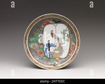 Kunst inspiriert von Teller mit Vögeln und Blumen auf Fan, Qing-Dynastie (1644–1911), ca. 1730–50, China, Porzellan mit überglasierten Emaillen aus Famille-Rose und Gold (und möglicherweise Silber), Durchm. Rand: 7 7/8 Zoll (20 cm), Keramik, die Schichtung der Entwürfe auf dieser Schale veranschaulicht die dichten, klassischen Werke, die von Artotop mit einem Schuss Moderne modernisiert wurden. Formen, Farbe und Wert, auffällige visuelle Wirkung auf Kunst. Emotionen durch Freiheit von Kunstwerken auf zeitgemäße Weise. Eine zeitlose Botschaft, die eine wild kreative neue Richtung verfolgt. Künstler, die sich dem digitalen Medium zuwenden und die Artotop NFT erschaffen Stockfoto