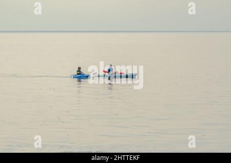 NEW ORLEANS, LA - 29. JULI 2013: Zwei Männer in Kajaks auf dem Lake Pontchartrain Stockfoto