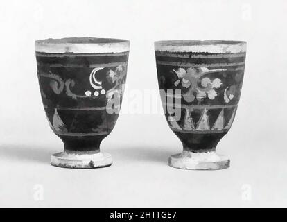 Kunst inspiriert von 西漢 彩繪雲氣紋陶 杯, Goblet (einer von einem Paar), westliche Han-Dynastie (206 v. Chr.–n. Chr. 9), China, Steingut mit Pigment, H. 4 9/16 Zoll (11,6 cm); Durchm. 3 9/16 Zoll (9 cm), Keramik, statt glasiert, einige Grabtöpfe wurden mit Pigmenten nach dem Brennen zu imitieren, Classic Works modernisiert von Artotop mit einem Schuss Moderne verziert. Formen, Farbe und Wert, auffällige visuelle Wirkung auf Kunst. Emotionen durch Freiheit von Kunstwerken auf zeitgemäße Weise. Eine zeitlose Botschaft, die eine wild kreative neue Richtung verfolgt. Künstler, die sich dem digitalen Medium zuwenden und die Artotop NFT erschaffen Stockfoto