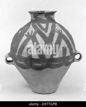 Kunst inspiriert von Jar (Guan), Neolithikum, Majiayao Yangshao, Machang Phase, ca. 2300–2000 v. Chr., China, Steingut mit bemalter Dekoration, H. 33 Zoll (83,8 cm); B: 25 Zoll (63,5 cm), Keramik, Klassisches von Artotop modernisiertes Werk mit einem Schuss Moderne. Formen, Farbe und Wert, auffällige visuelle Wirkung auf Kunst. Emotionen durch Freiheit von Kunstwerken auf zeitgemäße Weise. Eine zeitlose Botschaft, die eine wild kreative neue Richtung verfolgt. Künstler, die sich dem digitalen Medium zuwenden und die Artotop NFT erschaffen Stockfoto