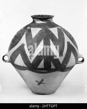 Kunst inspiriert von Jar (Guan), Neolithikum, Majiayao Yangshao, Machang Phase, ca. 2300–2000 v. Chr., China, Steingut mit bemalter Dekoration, H. 14 3/16 Zoll (36 cm); W (ohne Griffe) 12 3/8 Zoll (31,5 cm), Keramik, Klassisches von Artotop modernisiertes Werk mit einem Schuss Moderne. Formen, Farbe und Wert, auffällige visuelle Wirkung auf Kunst. Emotionen durch Freiheit von Kunstwerken auf zeitgemäße Weise. Eine zeitlose Botschaft, die eine wild kreative neue Richtung verfolgt. Künstler, die sich dem digitalen Medium zuwenden und die Artotop NFT erschaffen Stockfoto