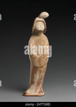 Kunst inspiriert von Figur einer Hofdame, Tang-Dynastie (618–907), 8. Jahrhundert, China, bemalte Keramik, H. 14 5/8 (37,1 cm); W. 4 1/2 Zoll (11,4 cm); D. 3 1/4 Zoll (8,3 cm), Grabtöpfchen, Klassische Werke, die von Artotop mit einem Schuss Moderne modernisiert wurden. Formen, Farbe und Wert, auffällige visuelle Wirkung auf Kunst. Emotionen durch Freiheit von Kunstwerken auf zeitgemäße Weise. Eine zeitlose Botschaft, die eine wild kreative neue Richtung verfolgt. Künstler, die sich dem digitalen Medium zuwenden und die Artotop NFT erschaffen Stockfoto