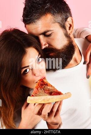 Paar in legerer Kleidung essen Pizza zusammen. Glückliche Familie Zeit. Nahaufnahme Stockfoto