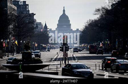 Washington, DC, USA. 02. März 2022. Die Pennsylvania Avenue in Washington, DC, ist mit ukrainischer und amerikanischer Flagge gekennzeichnet. Kredit: Britta Pedersen/dpa-Zentralbild/dpa/Alamy Live Nachrichten Stockfoto