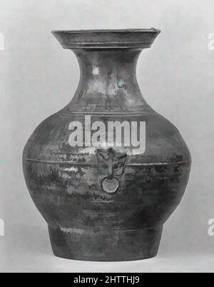 Kunst inspiriert von Vase, Han-Dynastie (206 v. Chr.–n. Chr. 220), China, Keramik, H. 19 Zoll (48,3 cm); Durchm. 13 3/4 Zoll (34,9 cm), Keramik, Klassisches von Artotop modernisiertes Werk mit einem Schuss Moderne. Formen, Farbe und Wert, auffällige visuelle Wirkung auf Kunst. Emotionen durch Freiheit von Kunstwerken auf zeitgemäße Weise. Eine zeitlose Botschaft, die eine wild kreative neue Richtung verfolgt. Künstler, die sich dem digitalen Medium zuwenden und die Artotop NFT erschaffen Stockfoto