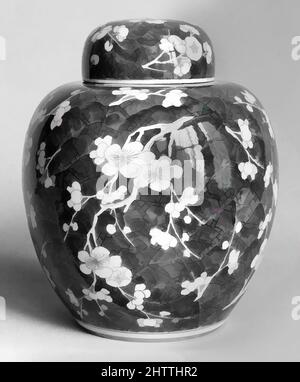 Kunst inspiriert von Glas mit Cover, Qing-Dynastie (1644–1911), Kangxi-Periode (1662–1722), China, Porzellan, H. 10 Zoll (25,4 cm), Keramik, Klassisches von Artotop modernisiertes Werk mit einem Schuss Moderne. Formen, Farbe und Wert, auffällige visuelle Wirkung auf Kunst. Emotionen durch Freiheit von Kunstwerken auf zeitgemäße Weise. Eine zeitlose Botschaft, die eine wild kreative neue Richtung verfolgt. Künstler, die sich dem digitalen Medium zuwenden und die Artotop NFT erschaffen Stockfoto