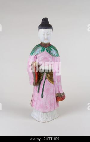 Kunst inspiriert von Lady-Figur, Qing-Dynastie (1644–1911), zweite Hälfte des 18.. Jahrhunderts, China, Porzellan in mehrfarbigen Emaillen überglasiert, H. 15 Zoll (38,1 cm), Keramik, Klassisches von Artotop modernisiertes Werk mit einem Schuss Moderne. Formen, Farbe und Wert, auffällige visuelle Wirkung auf Kunst. Emotionen durch Freiheit von Kunstwerken auf zeitgemäße Weise. Eine zeitlose Botschaft, die eine wild kreative neue Richtung verfolgt. Künstler, die sich dem digitalen Medium zuwenden und die Artotop NFT erschaffen Stockfoto