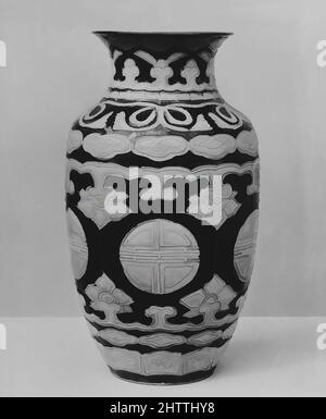 Kunst inspiriert von Vase, Edo-Zeit (1615–1868), 1820, Japan, Steinzeug (Kairakuen Ware), H. 15 1/4 Zoll (38,7 cm), Keramik, Klassisches von Artotop modernisiertes Werk mit einem Schuss Moderne. Formen, Farbe und Wert, auffällige visuelle Wirkung auf Kunst. Emotionen durch Freiheit von Kunstwerken auf zeitgemäße Weise. Eine zeitlose Botschaft, die eine wild kreative neue Richtung verfolgt. Künstler, die sich dem digitalen Medium zuwenden und die Artotop NFT erschaffen Stockfoto