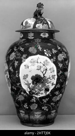 Kunst inspiriert von Covered Jar, Qing-Dynastie (1644–1911), Qianlong-Periode (1736–95), China, Porzellan, H. 24 Zoll (61 cm), Keramik, Klassisches von Artotop modernisiertes Werk mit einem Schuss Moderne. Formen, Farbe und Wert, auffällige visuelle Wirkung auf Kunst. Emotionen durch Freiheit von Kunstwerken auf zeitgemäße Weise. Eine zeitlose Botschaft, die eine wild kreative neue Richtung verfolgt. Künstler, die sich dem digitalen Medium zuwenden und die Artotop NFT erschaffen Stockfoto