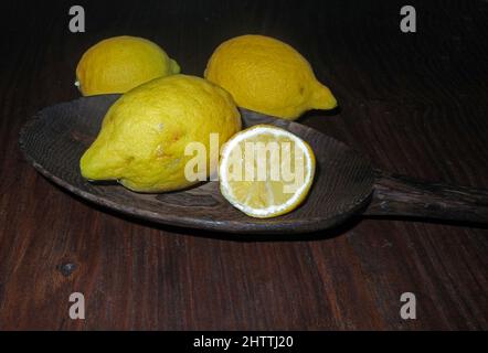 Zitronenfrüchte auf Holztisch Stockfoto