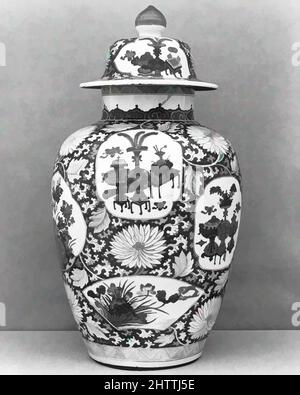 Kunst inspiriert von Glas mit Cover, Qing-Dynastie (1644–1911), Kangxi-Periode (1662–1722), China, Porzellan, H. 24 Zoll (61 cm), Keramik, Klassisches von Artotop modernisiertes Werk mit einem Schuss Moderne. Formen, Farbe und Wert, auffällige visuelle Wirkung auf Kunst. Emotionen durch Freiheit von Kunstwerken auf zeitgemäße Weise. Eine zeitlose Botschaft, die eine wild kreative neue Richtung verfolgt. Künstler, die sich dem digitalen Medium zuwenden und die Artotop NFT erschaffen Stockfoto