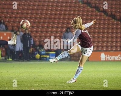 Walsall, Großbritannien. 02. März 2022. Walsall, England, 2. 2022. März: Olivia McLoughlin (16 Aston Villa) macht einen Schuss während des Barclays FA Womens Super League-Spiels zwischen Aston Villa und Everton im Banks's Stadium in Walsall, England Natalie Mincher/SPP Credit: SPP Sport Press Photo. /Alamy Live News Stockfoto