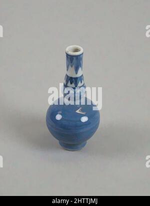 Kunst inspiriert von Vase, Qing-Dynastie (1644–1911), China, Porzellan in Unterglasur blau gemalt, mit hellblauer Glasur, H. 2 7/8 Zoll (7,3 cm), Keramik, Klassisches von Artotop modernisiertes Werk mit einem Schuss Moderne. Formen, Farbe und Wert, auffällige visuelle Wirkung auf Kunst. Emotionen durch Freiheit von Kunstwerken auf zeitgemäße Weise. Eine zeitlose Botschaft, die eine wild kreative neue Richtung verfolgt. Künstler, die sich dem digitalen Medium zuwenden und die Artotop NFT erschaffen Stockfoto