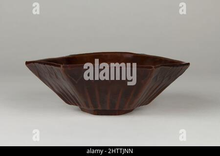 Kunst inspiriert von Bowl, Qing-Dynastie (1644–1911), 19. Jahrhundert, China, Steinzeug mit rötlich-brauner Glasur, Durchm. 6 1/2 Zoll (16,5 cm), Keramik, Klassisches von Artotop modernisiertes Werk mit einem Schuss Moderne. Formen, Farbe und Wert, auffällige visuelle Wirkung auf Kunst. Emotionen durch Freiheit von Kunstwerken auf zeitgemäße Weise. Eine zeitlose Botschaft, die eine wild kreative neue Richtung verfolgt. Künstler, die sich dem digitalen Medium zuwenden und die Artotop NFT erschaffen Stockfoto