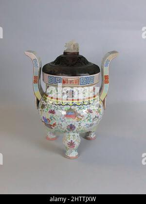 Kunst inspiriert von Räucherstäbchen, Qing-Dynastie (1644–1911), Qianlong-Periode (1736–95), China, Porzellan, H. mit Deckel: 12 1/2 Zoll (31,8 cm), Keramik, Klassisches von Artotop modernisiertes Werk mit einem Schuss Moderne. Formen, Farbe und Wert, auffällige visuelle Wirkung auf Kunst. Emotionen durch Freiheit von Kunstwerken auf zeitgemäße Weise. Eine zeitlose Botschaft, die eine wild kreative neue Richtung verfolgt. Künstler, die sich dem digitalen Medium zuwenden und die Artotop NFT erschaffen Stockfoto