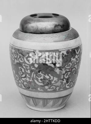 Art Inspired by Miniature Jar with Cover, Edo-Periode (1615–1868), Ende des 18.. Jahrhunderts, Japan, Porzellan, Mit vier Phasantemedaillons in Scroll-Fassung, emailliert in blau, grün, rot und schwarz mit Gold, auf cremig-weißer, knisternder Glasur; Windeldesign in roten und grünen Emaillen am Hals, Classic Works modernisiert von Artotop mit einem Schuss Modernität. Formen, Farbe und Wert, auffällige visuelle Wirkung auf Kunst. Emotionen durch Freiheit von Kunstwerken auf zeitgemäße Weise. Eine zeitlose Botschaft, die eine wild kreative neue Richtung verfolgt. Künstler, die sich dem digitalen Medium zuwenden und die Artotop NFT erschaffen Stockfoto