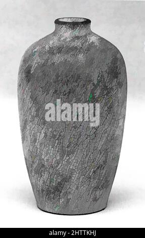 Art Inspired by Bottle, 19. Century, Japan, Keramik bedeckt mit einer fein geristenen Glasur (Satsuma Ware), H. 4 1/2 in. (11,4 cm), Keramik, Klassisches von Artotop modernisiertes Werk mit einem Schuss Moderne. Formen, Farbe und Wert, auffällige visuelle Wirkung auf Kunst. Emotionen durch Freiheit von Kunstwerken auf zeitgemäße Weise. Eine zeitlose Botschaft, die eine wild kreative neue Richtung verfolgt. Künstler, die sich dem digitalen Medium zuwenden und die Artotop NFT erschaffen Stockfoto