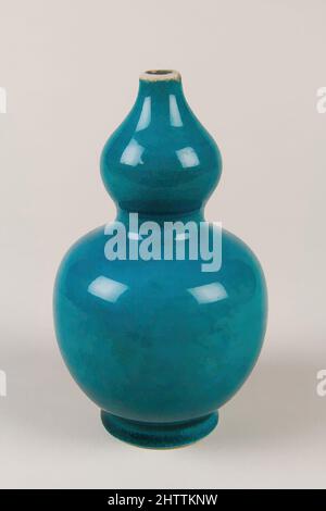 Art Inspired by Bottle, Qing-Dynastie (1644–1911), erste Hälfte des 19.. Jahrhunderts, China, Porzellan mit türkisfarbener Glasur, H. 6 Zoll (15,2 cm), Keramik, Klassisches von Artotop modernisiertes Werk mit einem Schuss Moderne. Formen, Farbe und Wert, auffällige visuelle Wirkung auf Kunst. Emotionen durch Freiheit von Kunstwerken auf zeitgemäße Weise. Eine zeitlose Botschaft, die eine wild kreative neue Richtung verfolgt. Künstler, die sich dem digitalen Medium zuwenden und die Artotop NFT erschaffen Stockfoto