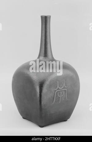 Art inspired by Wine Bottle, 19. Century, Japan, Tonerde mit Glasur und Flecken (Bizenware, Imbe-Stil), H. 7 Zoll (17,8 cm), Keramik, Klassisches von Artotop modernisiertes Werk mit einem Schuss Moderne. Formen, Farbe und Wert, auffällige visuelle Wirkung auf Kunst. Emotionen durch Freiheit von Kunstwerken auf zeitgemäße Weise. Eine zeitlose Botschaft, die eine wild kreative neue Richtung verfolgt. Künstler, die sich dem digitalen Medium zuwenden und die Artotop NFT erschaffen Stockfoto