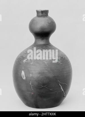 Art inspired by Bottle, 19. Century, Japan, Tonerde mit einer dünnen Salzglasur und einer aufgetupften Überglasur (Bizen-Ware, Imbe-Stil), H. 6 in. (15,2 cm), Keramik, Klassisches von Artotop modernisiertes Werk mit einem Schuss Moderne. Formen, Farbe und Wert, auffällige visuelle Wirkung auf Kunst. Emotionen durch Freiheit von Kunstwerken auf zeitgemäße Weise. Eine zeitlose Botschaft, die eine wild kreative neue Richtung verfolgt. Künstler, die sich dem digitalen Medium zuwenden und die Artotop NFT erschaffen Stockfoto