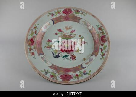 Kunst inspiriert von Plate, Qing-Dynastie (1644–1911), zweite Hälfte des 18.. Jahrhunderts, China, Porzellan, Durchm. 14 3/4 Zoll (37,5 cm), Keramik, Klassisches von Artotop modernisiertes Werk mit einem Schuss Moderne. Formen, Farbe und Wert, auffällige visuelle Wirkung auf Kunst. Emotionen durch Freiheit von Kunstwerken auf zeitgemäße Weise. Eine zeitlose Botschaft, die eine wild kreative neue Richtung verfolgt. Künstler, die sich dem digitalen Medium zuwenden und die Artotop NFT erschaffen Stockfoto