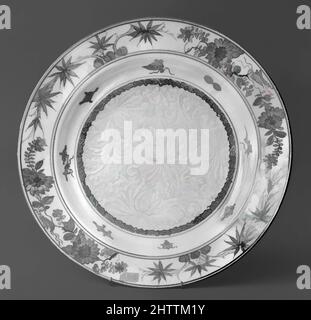 Kunst inspiriert von Plate, Qing-Dynastie (1644–1911), 18. Jahrhundert, China, Porzellan in Unterglasur blau und vergoldet, Durchm. 8 1/2 Zoll (21,6 cm), Keramik, Klassisches von Artotop modernisiertes Werk mit einem Schuss Moderne. Formen, Farbe und Wert, auffällige visuelle Wirkung auf Kunst. Emotionen durch Freiheit von Kunstwerken auf zeitgemäße Weise. Eine zeitlose Botschaft, die eine wild kreative neue Richtung verfolgt. Künstler, die sich dem digitalen Medium zuwenden und die Artotop NFT erschaffen Stockfoto