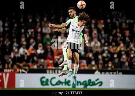 Valencia, Spanien, 2. März 2022. YERAY ALVAREZ vom Athletic Club de Bilbao (L) Bryan Gil von Valencia CF beim Halbfinale 2. des spanischen Kig Cup-Spiels zwischen Valencia CF und Athletic de Bilbao im Mestalla-Stadion. (Foto von Jose Miguel Fernandez /Alamy Live News ) Stockfoto