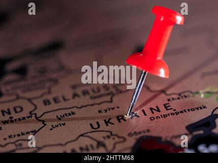 Flammende Landkarte der Ukraine. Krieg, konzeptuelles Bild - Karte Feuer, Urkaine Stockfoto