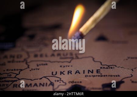 Ukraine, selektiver Fokus. Russlands Invasion der Ukraine, KRIEG. Brandkarte von Ukrainay, konzeptuelles Bild. ANGRIFF Stockfoto