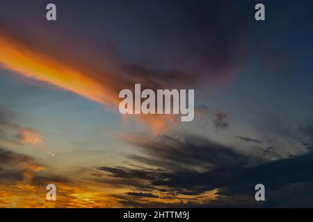 Panorama des dramatischen bunten Sonnenuntergangs mit dunklen und hellen Wolken. Stockfoto